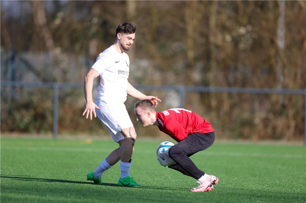 Eintracht Werne dreht gegen den SSV Hamm spät auf Frederik Krusel fängt den Ball.