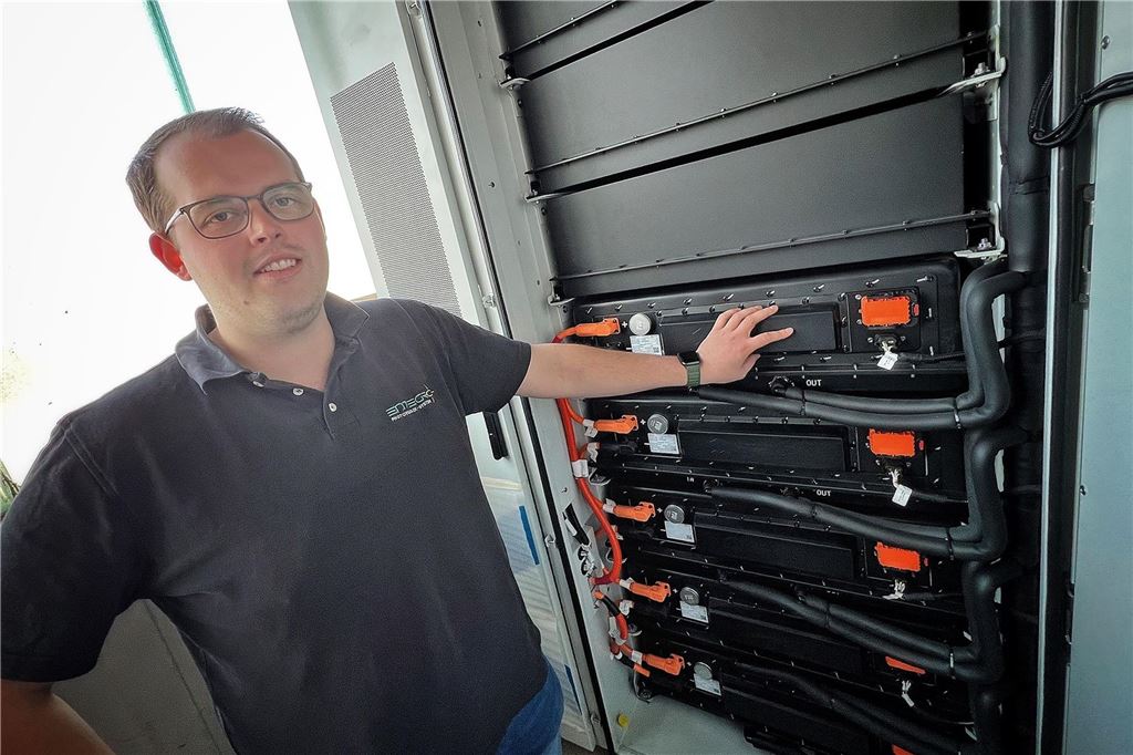 „Es muss Luft zirkulieren können“: PV-Experte gibt Tipps nach Akku-Brand in Ardey Marvin Röttger an einem Batteriespeicher für Großanlagen.