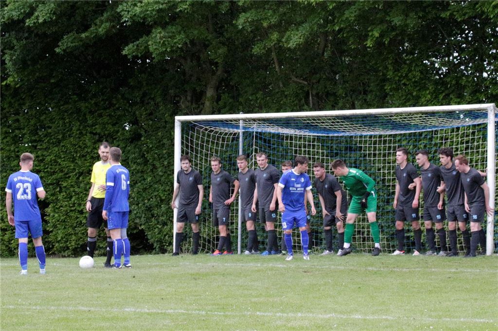 SV Herbern II U23 holt wichtige drei Punkte bei BW Ottmarsbocholt Elf Spieler des SV Herbern bilden eine Mauer auf der Torlinie. Der Ball liegt zum Freistoß bereit.