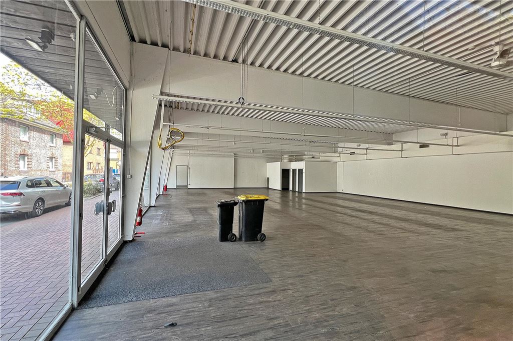 Neuer Mieter für den ehemaligen Tedi-Markt am Edelkirchenhof gefunden Aufnahme von den leeren Innenräumen eines Geschäfts am Edelkirchhof in Kamen. Nur zwei Mülltonnen (gelb und Restmüll) stehen darin.