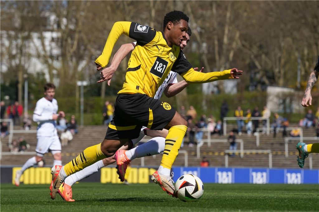 BVB-Rätsel um Duranville geht weiter: Wieso das Toptalent jetzt sogar in der U23 spielt Julien Duranville dribbelt mit dem Ball.