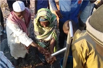 Endlich sprudelt das Wasser: Der Caritasverband Kreis Unna hat den Bau eines Brunnens in Guinea unterstützt.