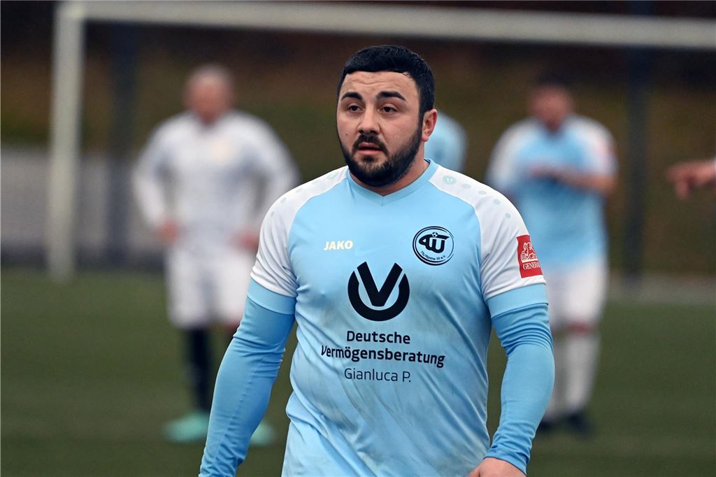 TIU Rünthe und Topstürmer Engin Duman trennen sich sofort Engin Duman im Trikot von TIU Rünthe.