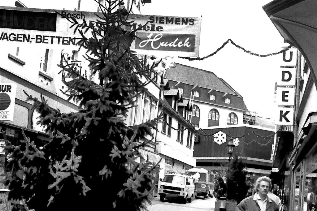 Weihnachtsbäume schmücken die Ecke Mähr-/Teichstraße in Schwerte.