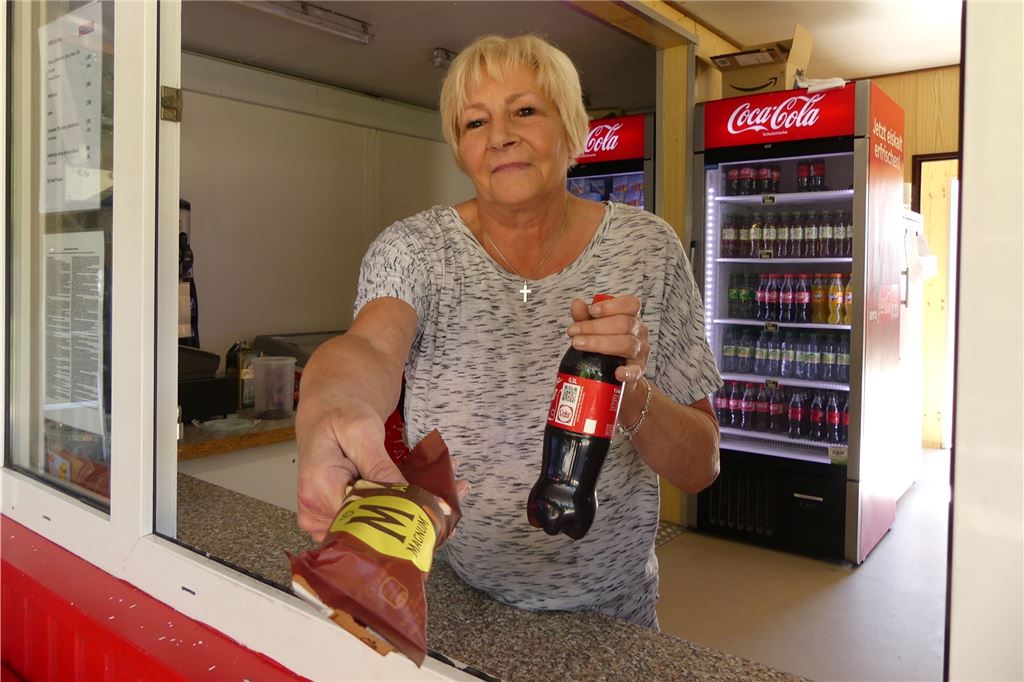 Freibad-Check: Das Elsebad in Schwerte „gehört“ den Besuchern Erfrischung gefällig? Petra Bösch hilft ehrenamtlich im Schwimmbad-Kiosk.