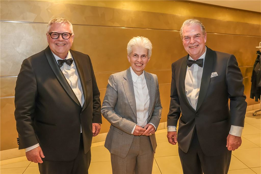 Dortmunds einflussreichste Menschen: Wer hat am meisten zu sagen? Erich (l.) und Martin Dreier (r.) beim Reinoldimahl 2023 mit Festrednerin Marie-Agnes Strack-Zimmermann