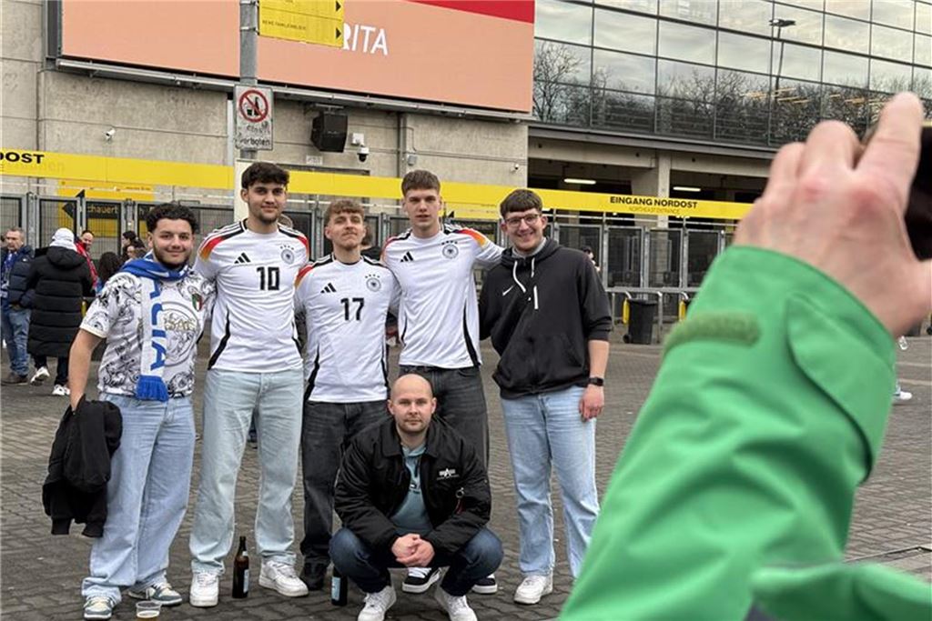 Erinnerungsfotos für diese Jungs, die eine sechsstündige Autofahrt auf sich genommen haben, um das Länderspiel zu sehen. Nach der Partie geht es gleich wieder zurück an die Ländergrenze zur Schweiz.