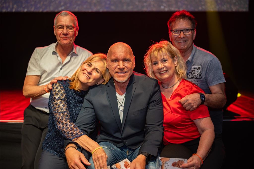 Erinnerungsfotos mit den Stars! Nach ihren Auftritten nahmen sich Olaf Henning und Nico Gemba Zeit für Selfies und Schnappschüsse mit ihren Fans.