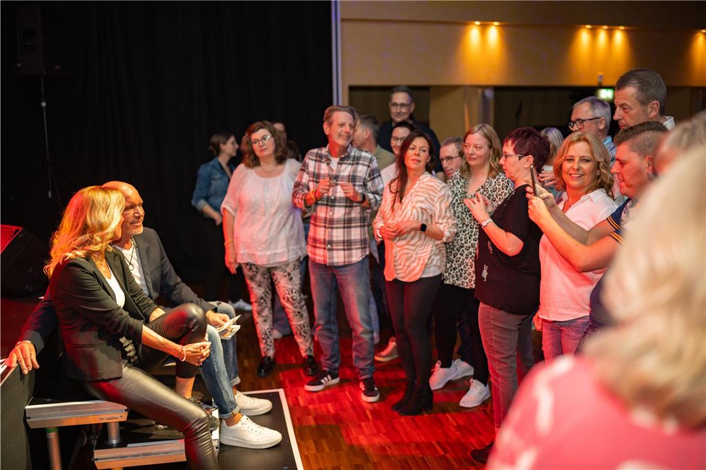 Erinnerungsfotos mit den Stars! Nach ihren Auftritten nahmen sich Olaf Henning und Nico Gemba Zeit für Selfies und Schnappschüsse mit ihren Fans.