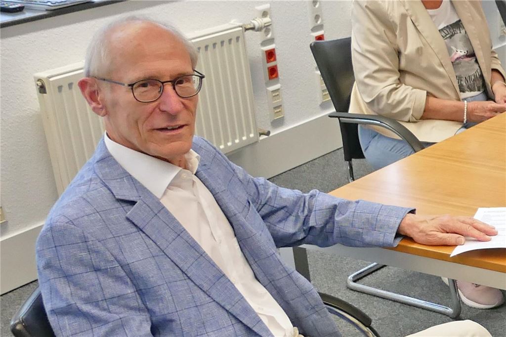 Wie schnell ist Schritttempo? Reaktionen auf Hinweisschilder für Radfahrer Ernst Dieter Standop war früher leitender Polizeidirektor im Innenministerium. Der pensionierte Polizeibeamte und Vorsitzende der Senioren-Union in Kamen kritisierte kürzlich die „Schritttempo“-Schilder in Holzwickede.