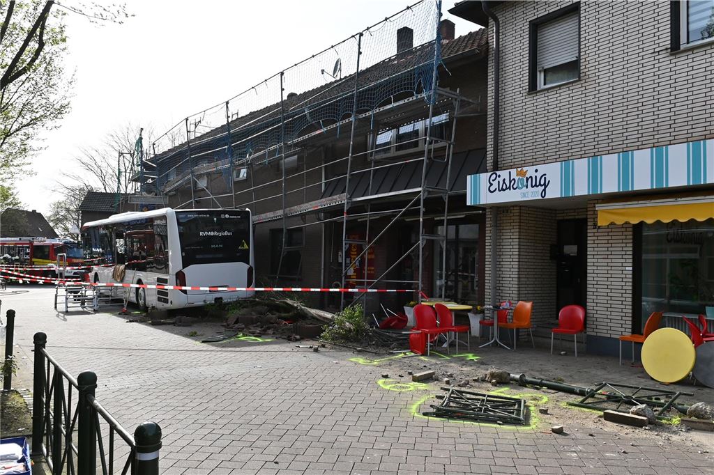 Linienbus fährt durch Eiscafé-Außenbereich in Reken Erst an einem Baugerüst kam der Bus zum Stehen.