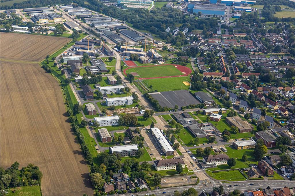 Die Glückauf-Kaserne Unna aus der Luft. Sie reicht von der Kamener Straße bis zum Schattweg.