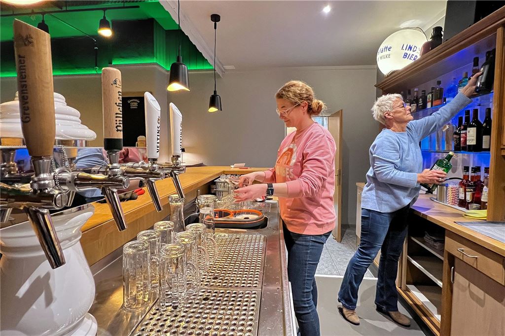 Unnas wohl östlichster Biergarten eröffnet bald in Hemmerde Zwei Frauen arbeiten hinter der Theke im Hermanns in Unna Hemmerde.