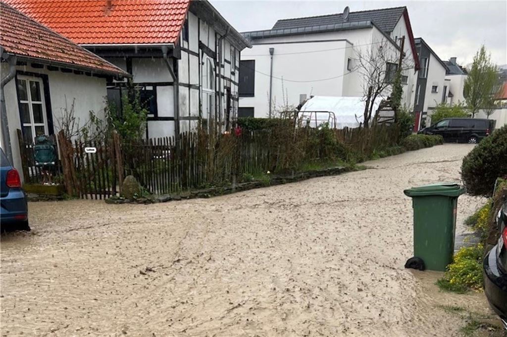 Starkregen: Landwirte und Stadt suchen nach Lösungen Die Dorfstraße in Unna-Billmerich ist bei Regenfällen am 15. April 2025 überflutet.
