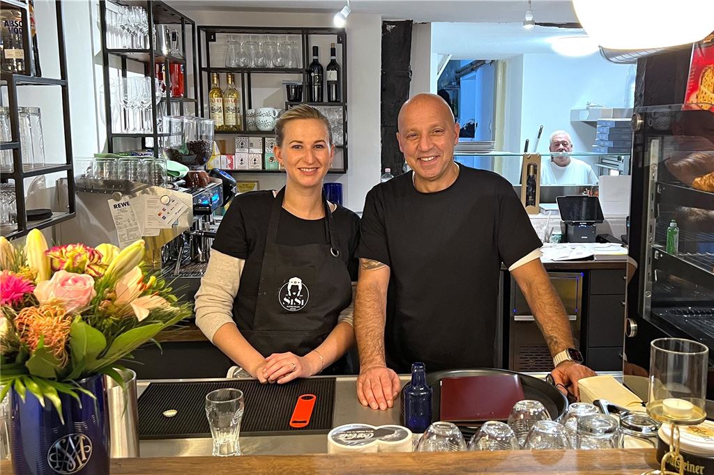 Wenig zu meckern beim Restaurant-Test von Billy Reinas Bistro „SiSi“ Giuseppe Reina (r.) und seine Frau Julia stehen hinter der Theke in ihrem Bistro „SiSi“ an der Massener Straße.