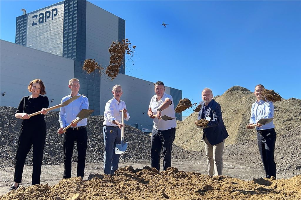 Große Halle für Feinstarbeit: Zapp-Gruppe investiert 70 Millionen Euro Erster Spatenstich nicht ganz im Schatten der bestehenden Werksgebäude. Auf dem früheren Ceresit-Gelände, das Nachbar Zapp 2020 von Henkel Bautechnik übernommen hat, entsteht nun eine 12.000 Quadratmeter große Halle.