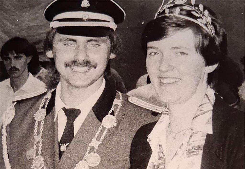 Erstmals war Vogelbauer Heinz Westermann aus Cappenberg für die Langerner Schützen aktiv. Sein Holzvogel hielt 373 Schüsse stand. Dann legte Johannes Breer an und holte den Rest von der Stange. Der Frisch gebackene wählte Elisabeth Evers zu seiner Mitregentin. 