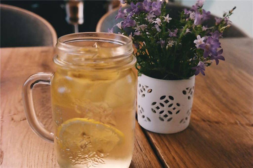 Erfrischend, fruchtig, selbstgemacht: 7 Rezepte für leckere Limonaden limonade und eine blume auf einem holztisch