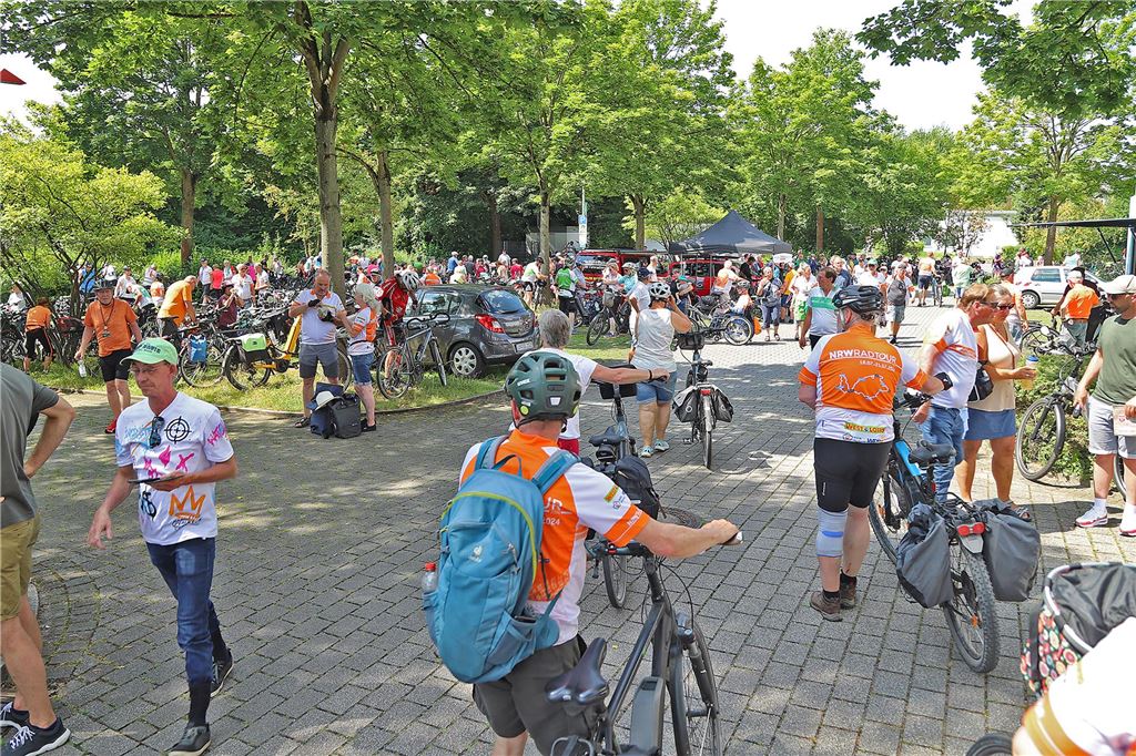 Rund 1400 Radfahrerinnen und Radfahrer kamen Samstag auf der NRW-Radtour 2024 nach Fröndenberg. 