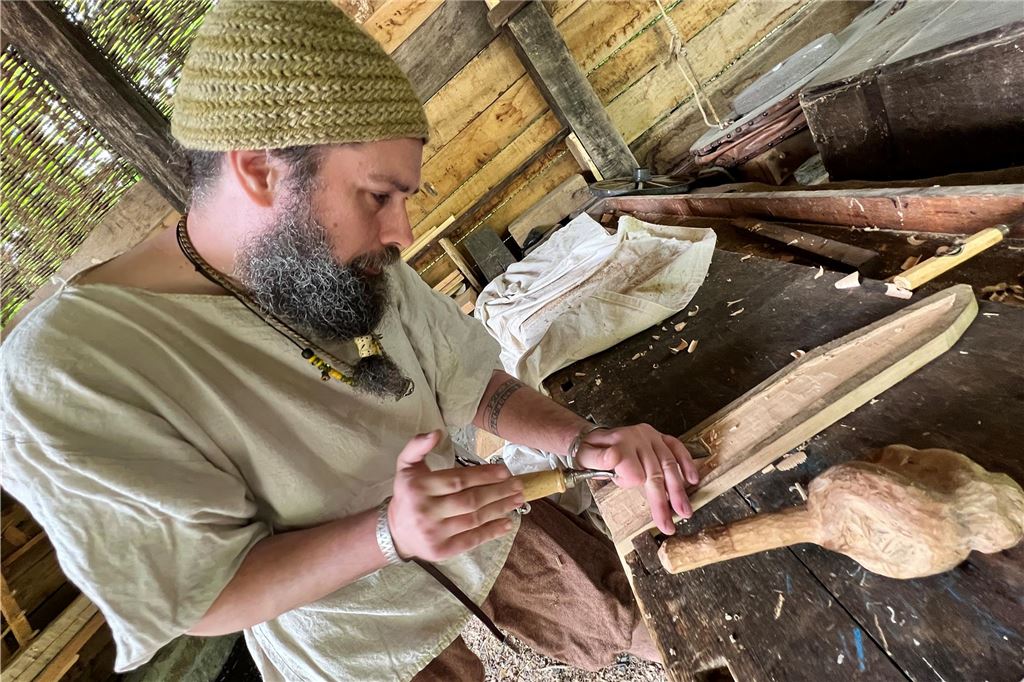 Ein Handwerker arbeitet an einem Messer. 