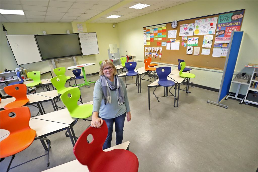 Gesamtschule bekommt Container-Bau für rund 2,7 Millionen Euro Schulleiterin Gabriele Sowka steht in einem Klassenraum der Peter-Weiss-Gesamtschule.