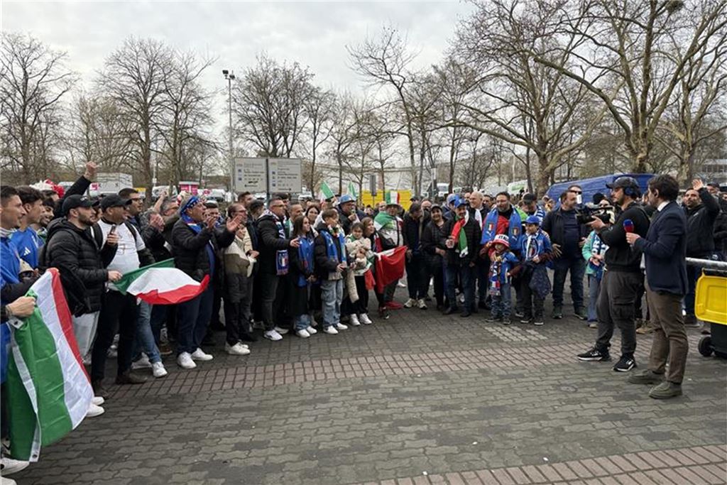 Es sind viele italienische Fans angereist.