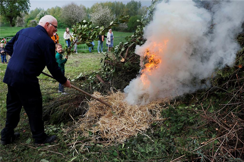 Osterfeuer Kamen Bergkamen Ostern 2025 Feuer Brauchturm Kirche Soziales Nachbarschaft