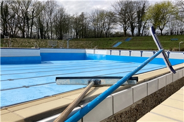 Es wurde fleißig geschrubbt und geschubbert: Das Sportbecken der Schönen Flöte in Holzwickede ist mittlerweile einsatzbereit. Die ersten Gäste dürften bald ihre Bahnen ziehen, trotzdem bleibt das Freibad geschlossen.
