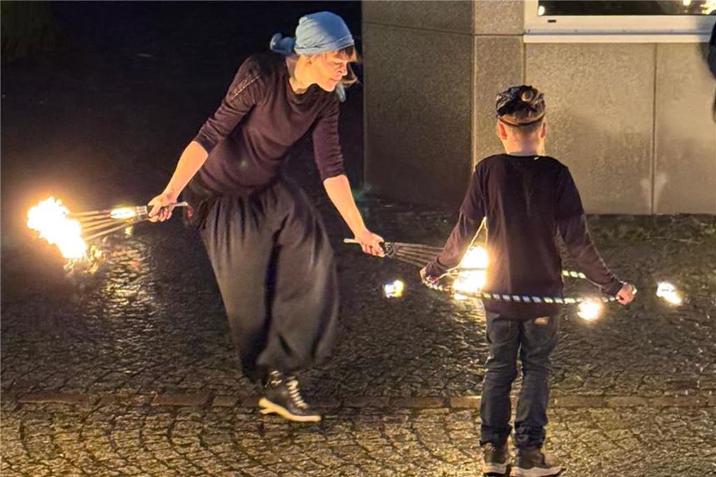 Feuershows für Kinderprojekt in Costa Rica: Familie sammelt Spenden Esther van Hal und ihre Familie verzauberten die Zuschauer mit ihrer Feuershow und sammelten dabei Spenden für Costa Rica.