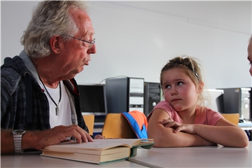 Etwas vorgelesen bekommen, ist für Kinder ein wichtiger Bestandteil des Erwerbs von Fähigkeiten zur Sprache. Dazu gibt es jetzt in der Bibliothek im ZIB einige digitale Neuheiten.