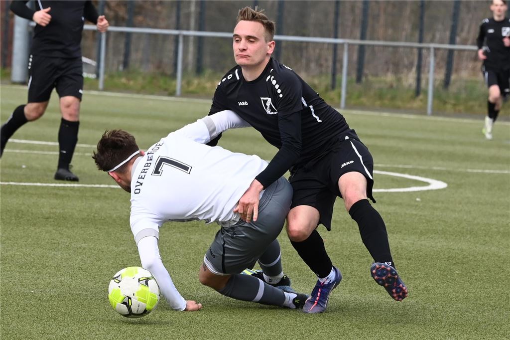 GS Cappenberg macht es gegen FC Overberge deutlich Zweikampf im Mittelfeld.