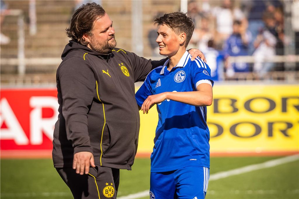 BVB-Frauen schlagen FC Schalke 04: Rekordkulisse i, Stadion Rote Erde Thomas Sulewski und Shari Noffke unterhalten sich.
