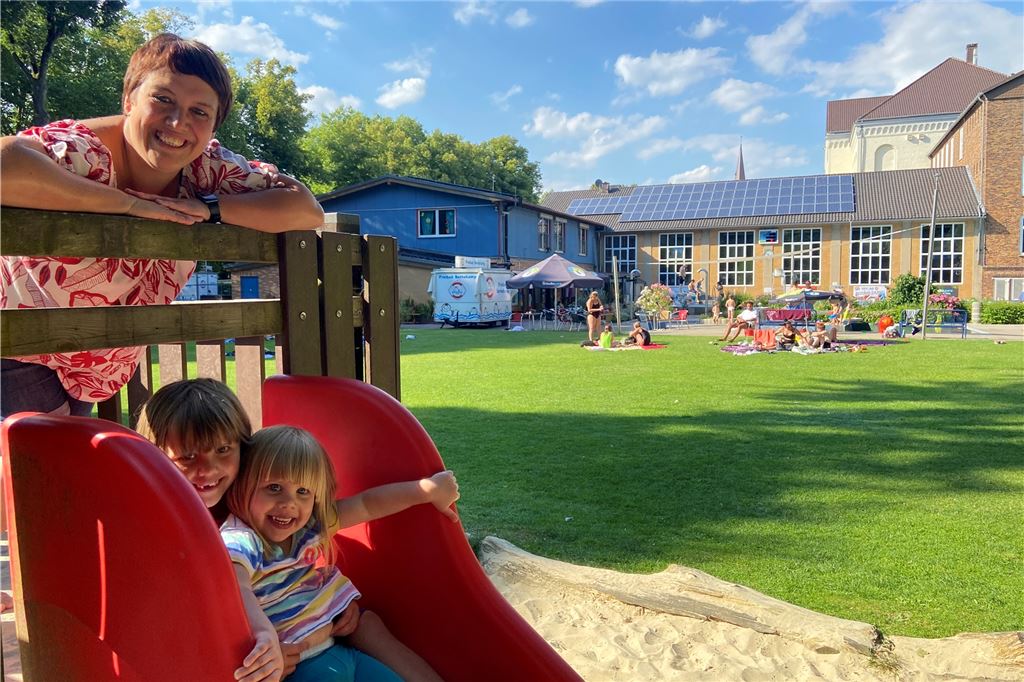 Freibad-Check: Bornekamp in Unna ist „ein Paradies für junge Familien“ Familie Kremer auf dem Spielplatz im Freibad Bornekamp vor einer saftig grünen und sauberen Wiese: Besucher schätzen die gepflegte Anlage.