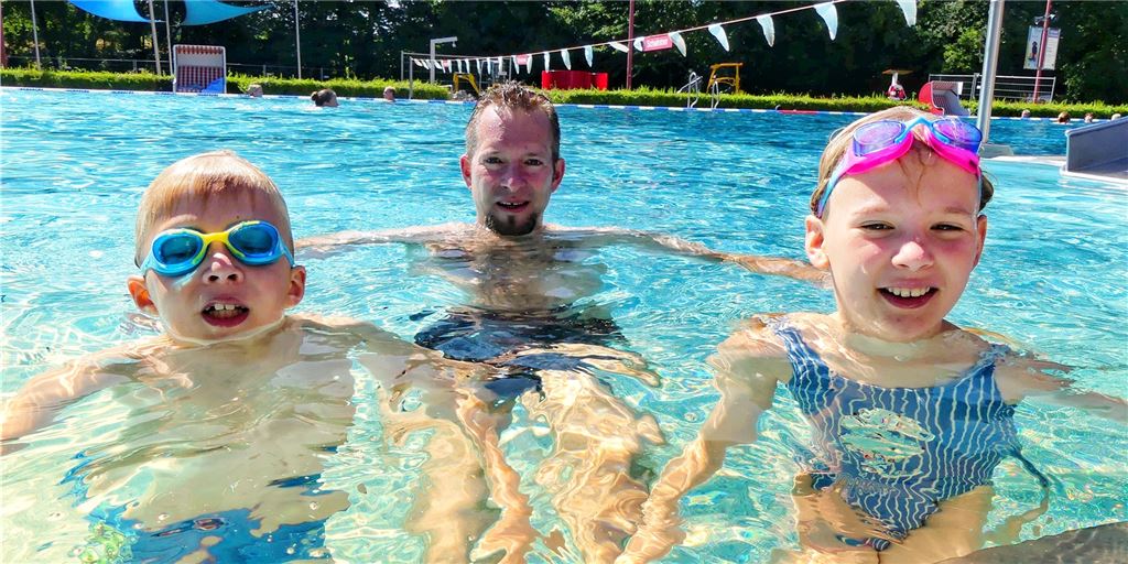 Freibad-Check: Das Elsebad in Schwerte „gehört“ den Besuchern Familienausflug ins Elsebad: Mats (8) und Mia (11) mit Papa Patrick. Mats möchte für sein Schwimmabzeichen üben.