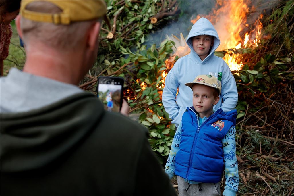 Osterfeuer Kamen Bergkamen Ostern 2025 Feuer Brauchturm Kirche Soziales Nachbarschaft