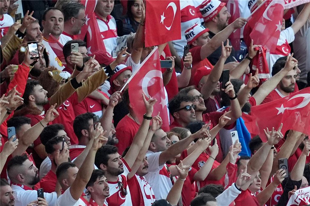 Wolfsgruß-Geste: Polizei stoppt Fanmarsch in Berlin Fans der Türkei zeigen während der Hymnen den «Wolfsgruß», dessen Ursprung einer rechtsextremistischen Bewegung zugeordnet wird.