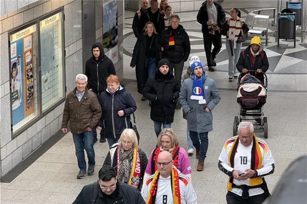 Fans reisen mit der Stadtbahn an. Dazu rät auch der DFB.