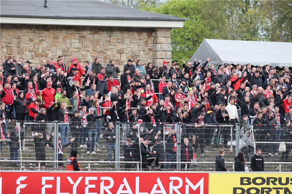 Ausschreitungen beim Heimspiel der BVB-U23 gegen Cottbus: Fans verletzt, Polizei ermittelt Fans von Energie Cottbus stehen im Gäste-Block des Stadions Rote Erde.