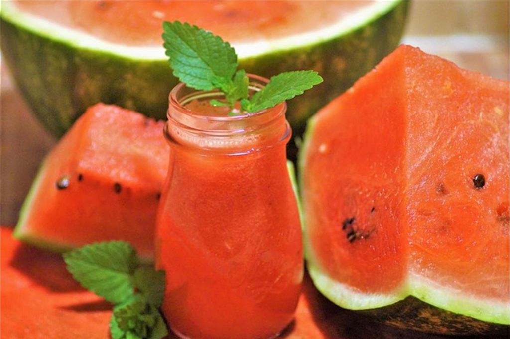 Erfrischend, fruchtig, selbstgemacht: 7 Rezepte für leckere Limonaden frischzubereitete wassermelonen limonade