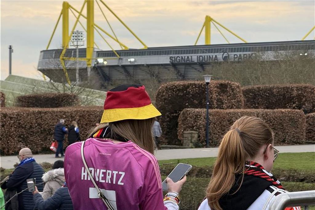 Fans vor dem Deutschlandspiel warten am Stadion auf den Einlass.