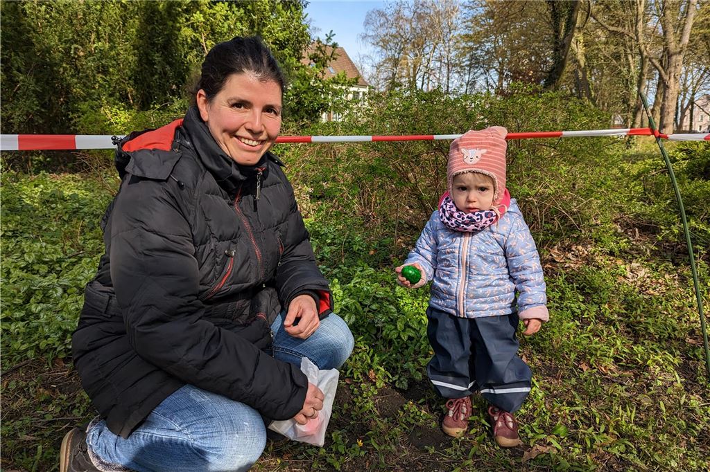 Eiersuche im Kurpark: AWO veranstaltet Familienfest am Ostermontag Farina Pago-Welke ist gemeinsam mit Tochter Eleana auf der Eiersuche und freut sich über die gute Stimmung.