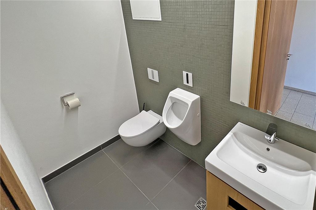 Goldene Spezialtür mit Zeitschloss: Öffentliche Toilette im Bürgerhaus eröffnet Ein Einblick in Toilette des Rat- und Bürgerhauses Holzwickede.