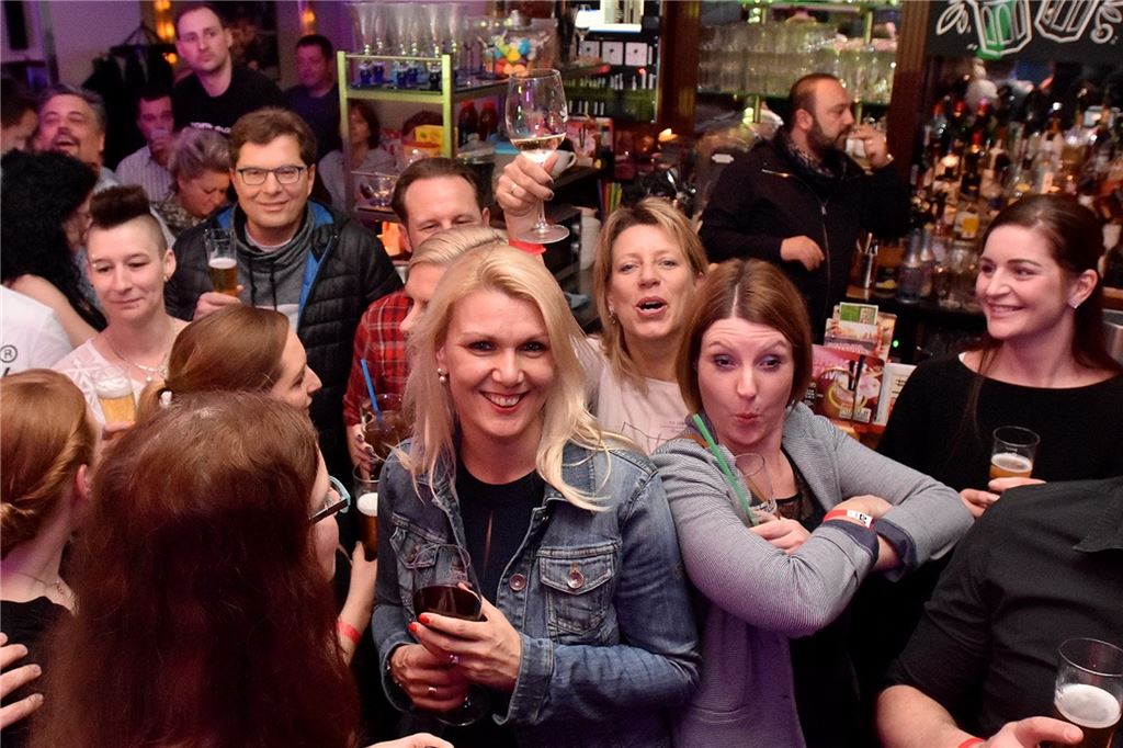 Freibier im Café Extrablatt in Unna zu besonderem Geburtstag Feiern wie hier bei der Unnaer Kneipennacht im Jahr 2019: Das Extrablatt-Team um Wirt Fikri Basaran (hinter der Theke) und die Gäste des Lokals am Alten Markt wünschen sich das.