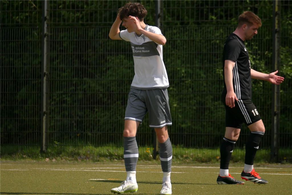 Felix Wottke gibt nach Verletzungsschock beim Werner SC Entwarnung Felix Wottke vom Werner SC ärgert sich nach einer verpassten Torchance.