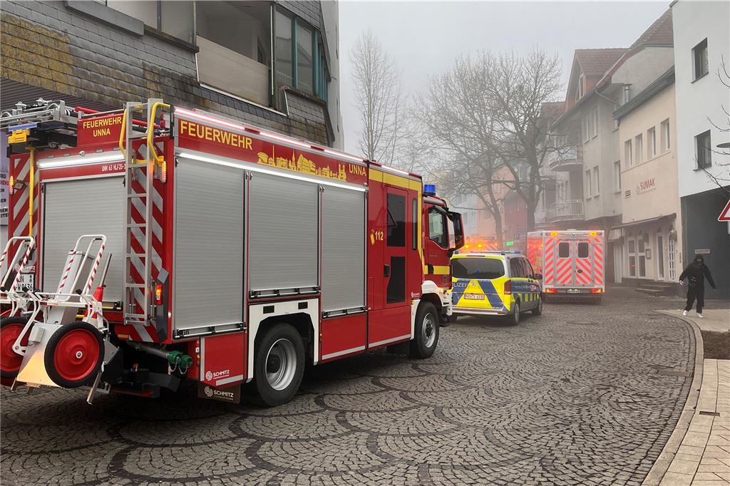 Rewe und Fitnessstudio geräumt wegen Feueralarm Feuerwehr, Rettungsdienst und Polizei blockierten mit ihren Fahrzeugen kurzzeitig die Flügelstraße.