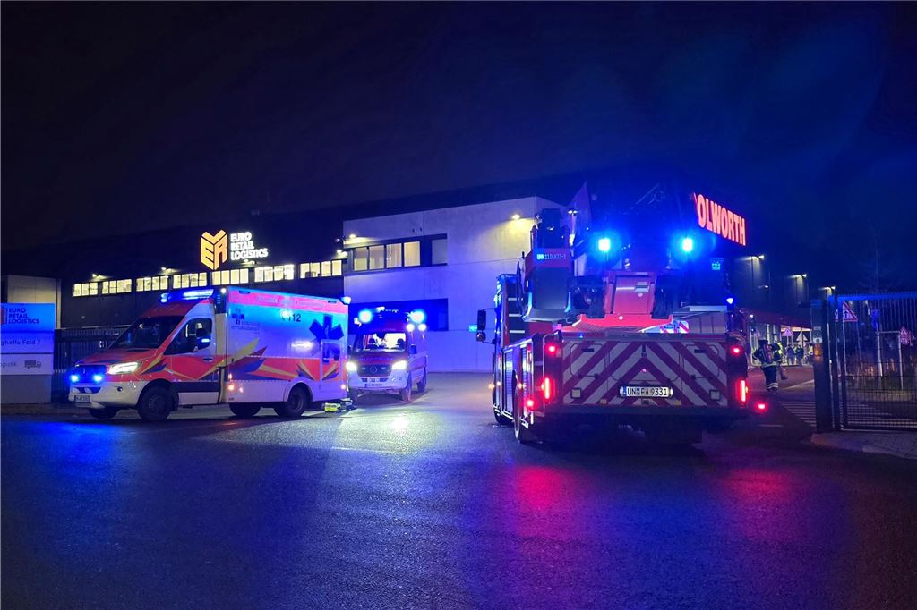Einsatz im Gewerbegebiet Unna-Kamen: Alarm bei Woolworth Feuerwehreinsatz an der Deutschlandzentrale von Woolworth in Unna am 22.1.