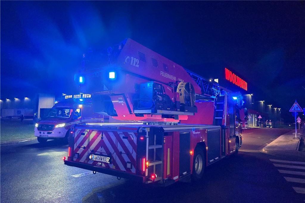 Feuerwehreinsatz an der Deutschlandzentrale von Woolworth in Unna am 22.1.