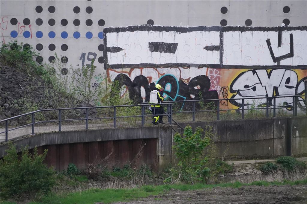 Mann stürzte Dienstag in die Emscher: Das sagt die Polizei am Morgen danach Feuerwehrkräfte suchten am Dienstagabend unter anderem im Bereich des Emscher-Dükers unter dem Rhein-Herne-Kanal in Henrichenburg. Sie fanden den Mann nicht.