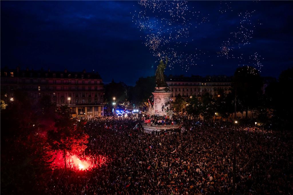 Frankreich: Wahlsieg für Linksbündnis: Fußballstar Mbappé warnte vor Rechtsruck Feuerwerk für das Wahlergebnis: Die Linken werden voraussichtlich stärkste Kraft.