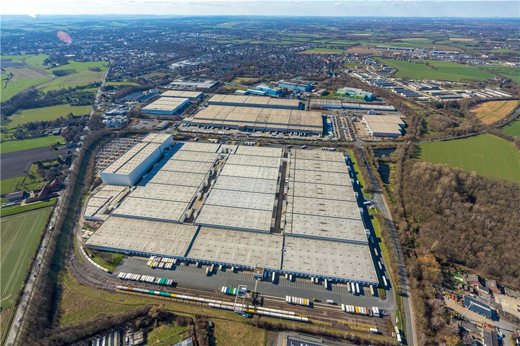Arbeitsplätze bleiben erhalten: Fiege übernimmt Galeria-Logistik Luftbildaufnahme des Fiege-Standorts in Unna: Aus der Vogelperspektive werden die Ausmaße des Lagers sichtbar.